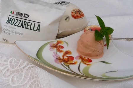 Фото к рецепту: Мороженое "томат. базилик. моцарелла unagrande"