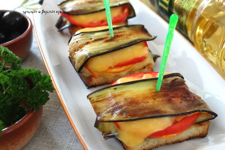 Фото к рецепту: Закусочные бутерброды с баклажаном и мандариновой ноткой