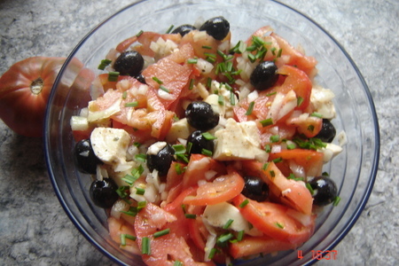 Фото к рецепту: Салат из помидор с моцареллой