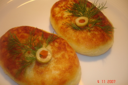Фото к рецепту: Картофельники с икрой из белых грибов