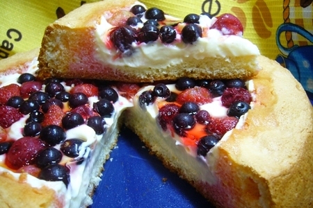 Фото к рецепту: Бисквитная корзинка с кремом в ягодном желе