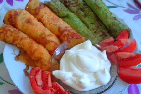 Фото к рецепту: Цветные блинчики на завтрак