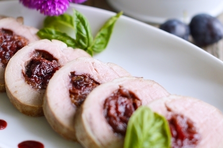 Фото к рецепту: Свиная вырезка со сливовым соусом.