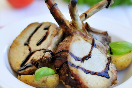 Фото к рецепту: Мясо на косточке маринованное в бальзамическом уксусе и оливковом масле с прованскими травами