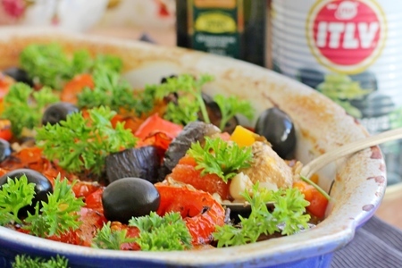 Фото к рецепту: Мясное рагу с овощами и маслинами.