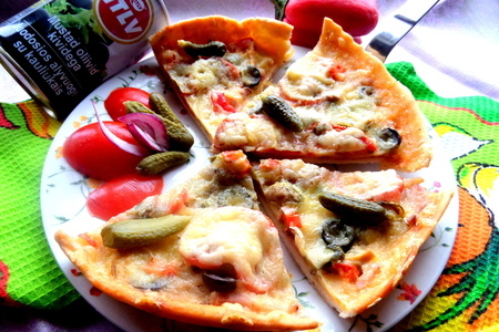 Фото к рецепту: Пицца с салями и маслинами