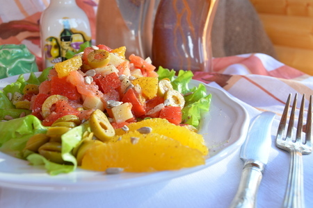 Салат с малосольной семгой и оливками