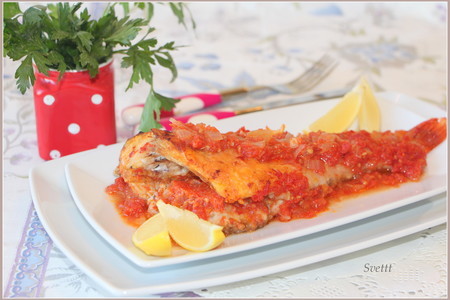 Фото к рецепту: Морской окунь с овощами в критском стиле