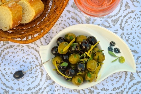 Фото к рецепту: Теплые оливки и маслины с лимоном и зеленью