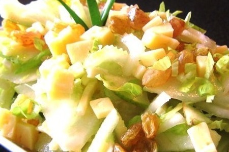 Салат с грушей,сыром,сельдереем и изюмом