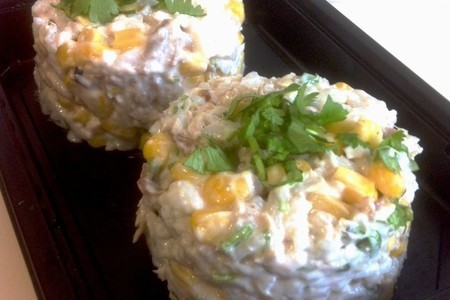 Фото к рецепту: Салат рыбный с кукурузой и рисом