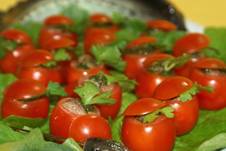 Фото к рецепту: Закуска с анчоусами и моцареллой в помидорках черри