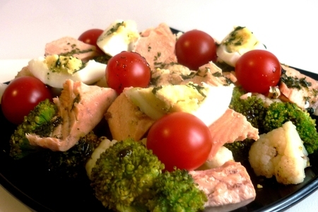 Фото к рецепту: Теплый салат с брокколи,цветной капустой и красной рыбой