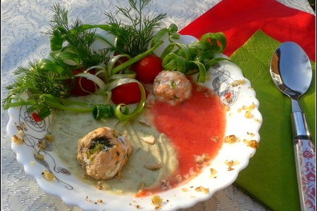 Фото к рецепту: Суп -пюре с авокадо, томатами и рыбными тефтелями                  