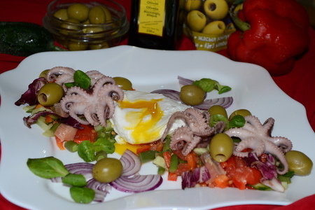 Салат с яйцом-пашот и морепродуктами