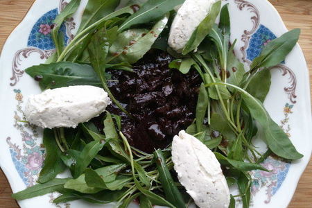 Фото к рецепту: Салат из свеклы с творожным сыром, рукколой и черносливом