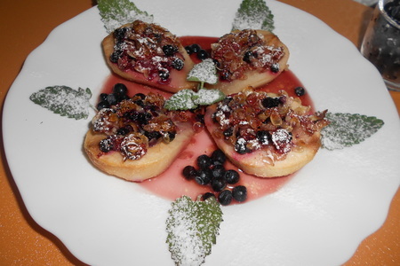 Фото к рецепту: Медовые груши с рисовыми хлопьями и ягодами