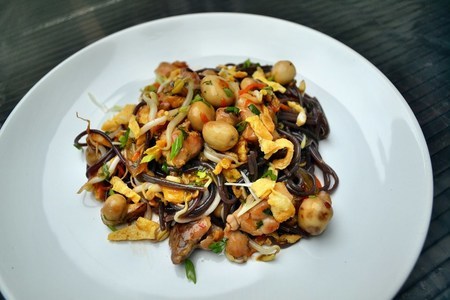 Фото к рецепту: Чёрная японская лапша, с курицей, грибами, ростками сои