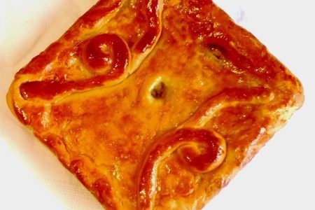 Фото к рецепту: Дрожжевой пирог с пангасиусом