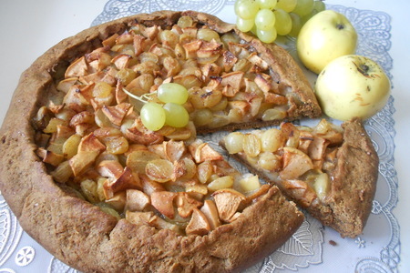 Фото к рецепту: Ржаная галета с яблоками, грушами и виноградом