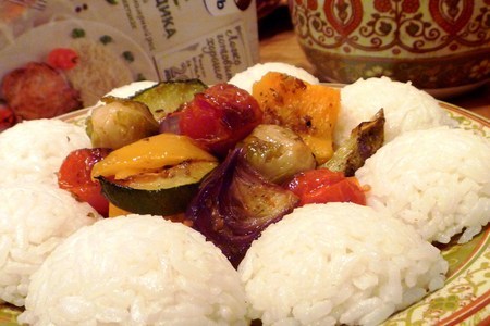Фото к рецепту: Рис под соусом из запеченных овощей за 20 минут
