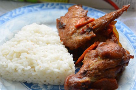 Фото к рецепту: Куриные крылышки "быстрый обед" с рисом кубань за 25 минут