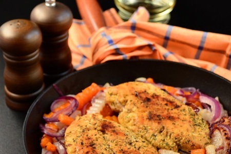 Фото к рецепту: Нежная курица с гарниром из редьки и тыквы. 