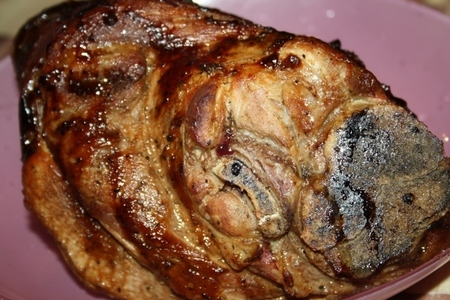 Фото к рецепту: Румяная свиная рулька "любимая нога мужа"
