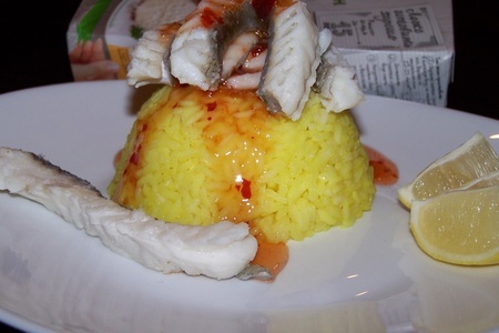 Фото к рецепту: Рыбные "шнурки" с лимоннм рисом