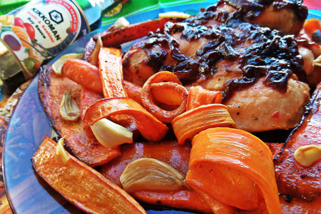 Фото к рецепту: Курица с луковым конфитюром и морковкой