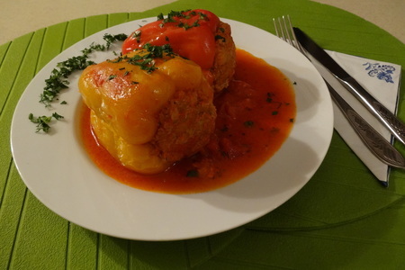 Фото к рецепту: Перец фаршированный в томатном соусе