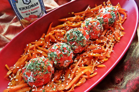 Фото к рецепту: Морковный салат с творожными шариками