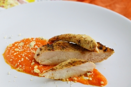 Фото к рецепту: Куриное филе с тыквенным пюре.