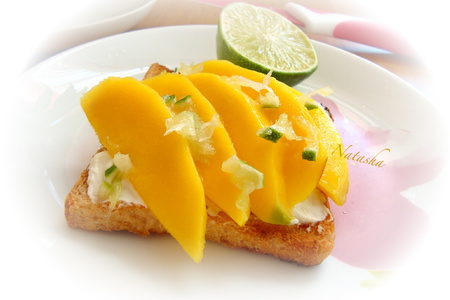 Фото к рецепту: Тосты с манго на завтрак.