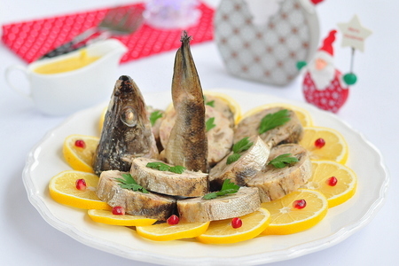 Фото к рецепту: Рыба фаршированная жареными грибами и копченой грудинкой с горчичным соусом