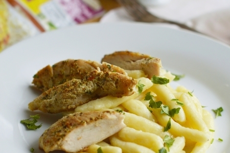 Фото к рецепту: Куриное филе с картофельной лапшой.