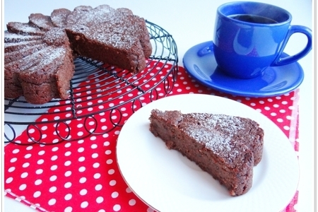 Фото к рецепту: Шоколадно-пшенный пирог с черносливом без яиц и муки
