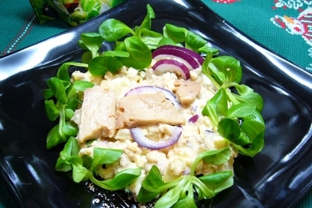 Фото к рецепту: Салат с печенью трески с майнезно-горчичной заправкой