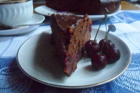 Фото к рецепту: Шоколадно-вишнёвый торт "наслаждение"