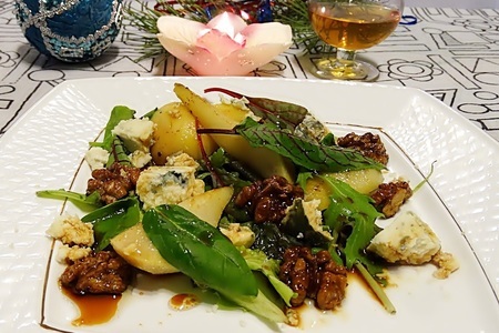 Фото к рецепту: Салат с грушей и голубым сыром.
