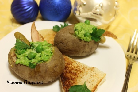 Фото к рецепту: Салат а-ля "оливье" в картофельных бочонках.