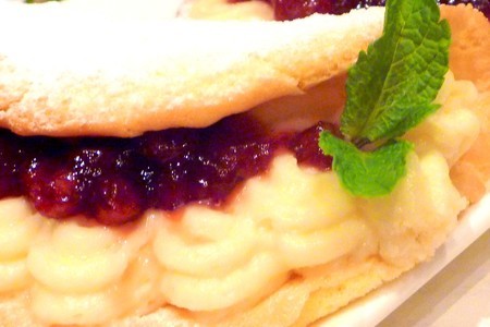 Фото к рецепту: Пирожные бисквитные с марципановым кремом и брусникой
