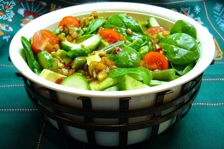 Фото к рецепту: Зеленый салат с авокадо