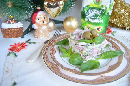 Фото к рецепту: Мясной салат "швейцарский новогодний"