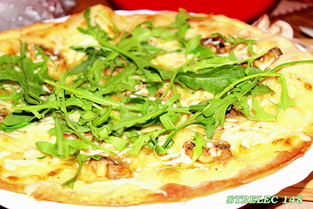 Фото к рецепту: Пицца с трюфельным маслом, шампиньонами и руколой. 