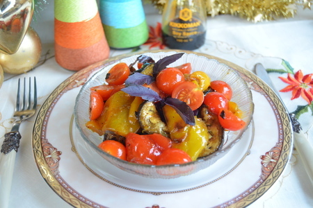 Фото к рецепту: Острый салат из овощей-гриль и томатов черри