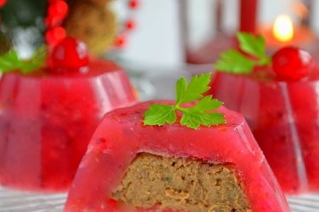 Фото к рецепту: Паштет из гусиной печени  в ягодном желе «праздничный».