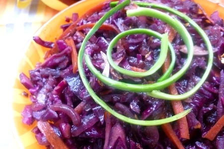 Фото к рецепту: Салат из краснокочанной капусты на китайский манер