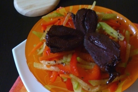 Фото к рецепту: Овощной салат с сердечками индейки терияки