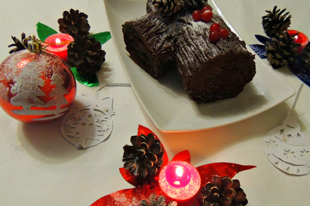 Фото к рецепту: Рождественское полено - шоколадный рулет с нежным творожным кремом